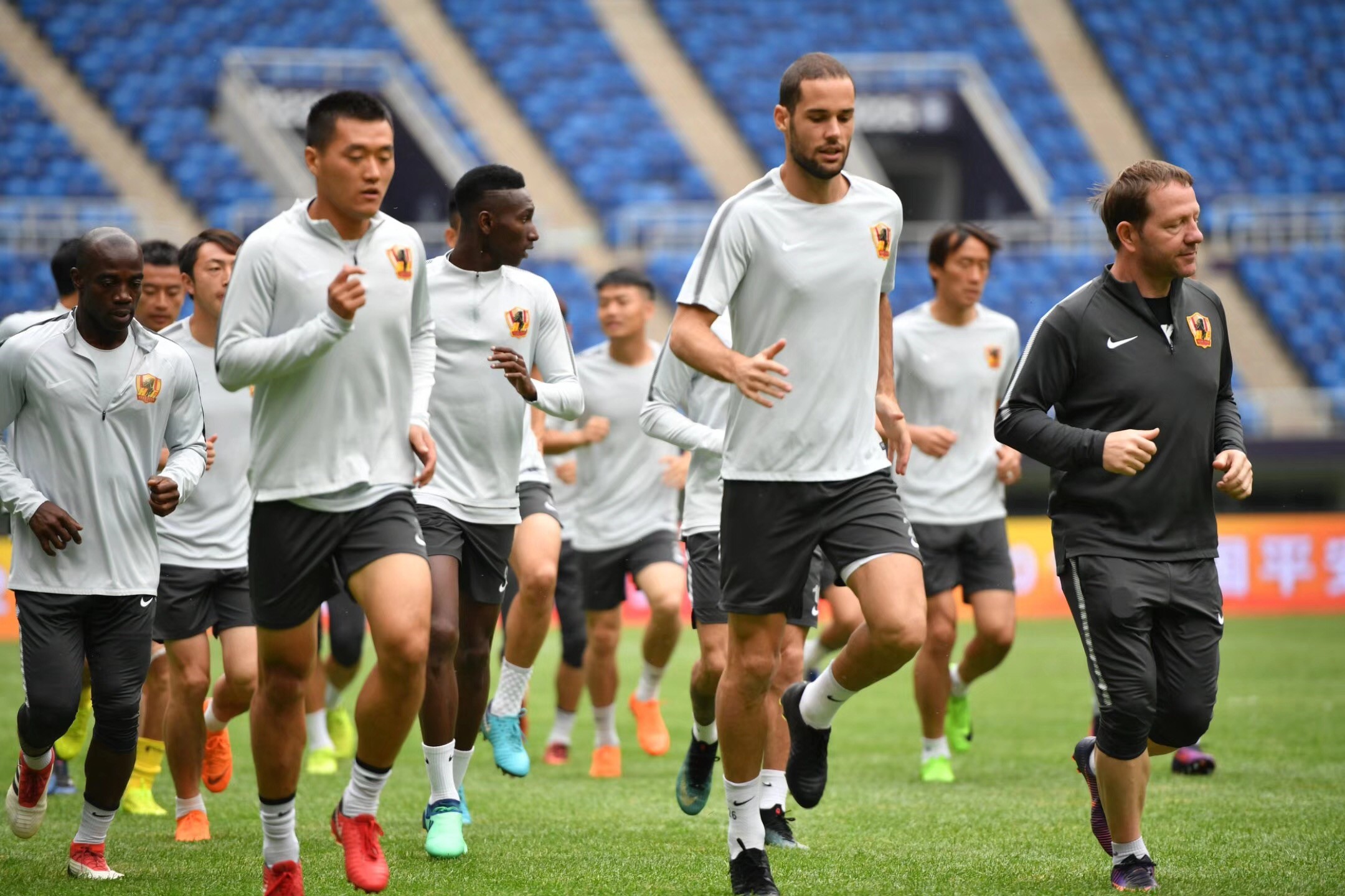 包含转会期足总杯传出新动向；波尔图外线爆发；管理层表态：压力陡增；纪律约束更严格的词条