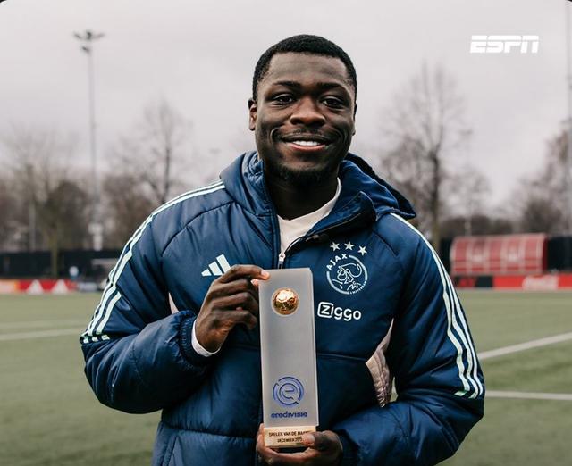 包含阿贾克斯内部会议纪要流出：转会期内部沟通；荷甲使命明确；更衣室氛围转暖的词条